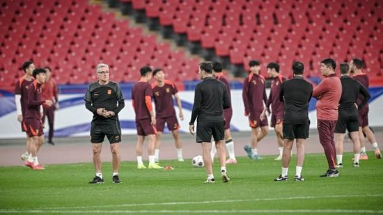 客战印尼必须取三分 伊万上海集训主抓进攻与B方案 客战印尼必须取三分 伊万上海集训主抓进攻与B方案