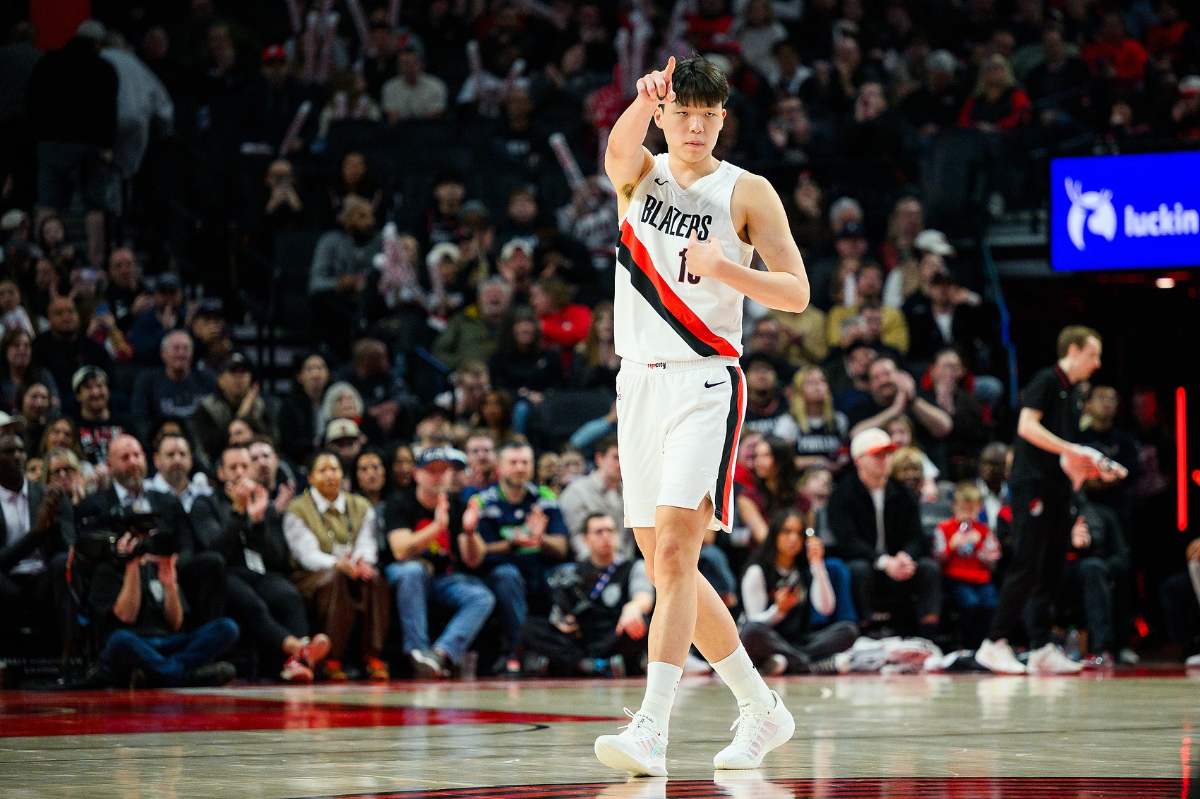 杨瀚森谈NBA首季:转换节奏快 折返跑不停歇 杨瀚森谈NBA首季:转换节奏快 折返跑不停歇